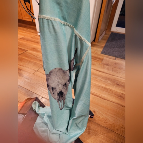 TEEKI LEGGINGS - 3 Size Med. Good pre-owned condition. - Picture 2 of 10